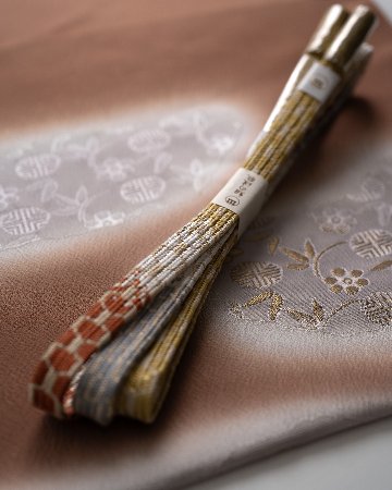 渡敬 帯締め 貝ノ口亀甲段ぼかし 白よごし・灰赤茶・薄鼠・女郎花（緑みの灰黄）に金糸＜即日発送可＞の画像