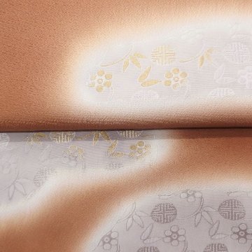 渡敬 帯揚げ 縫取梅に笹蔓紋 胡桃色（灰茶系）に金糸 ＜即日発送可＞の画像