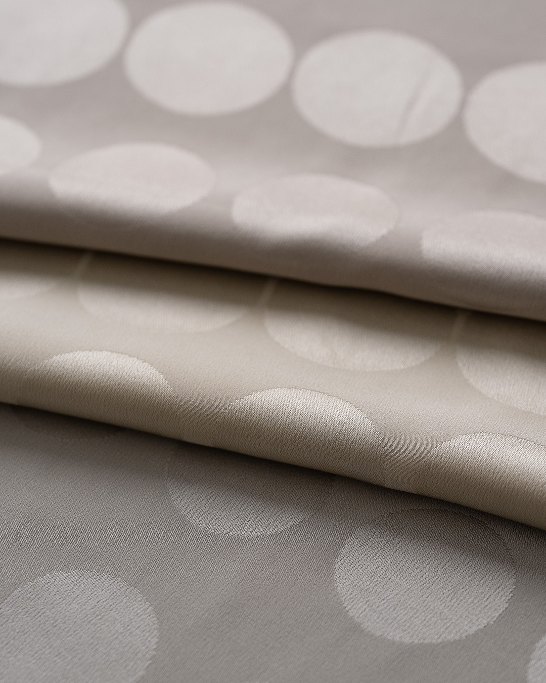 渡敬 帯揚げ ドット大小無地 丹後ちりめん 灰生成（緑みの灰ベージュ系） ＜即日発送可＞の画像