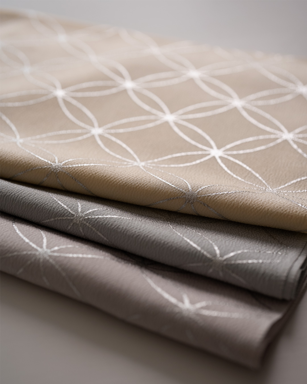 渡敬 帯揚げ 縮緬無地七宝銀箔 灰桜（ピンクがかった灰色系） ＜即日発送可＞の画像