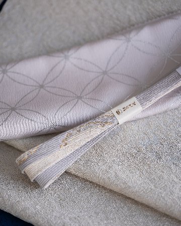 渡敬 帯揚げ 縮緬無地七宝銀箔 灰桜（ピンクがかった灰色系） ＜即日発送可＞の画像