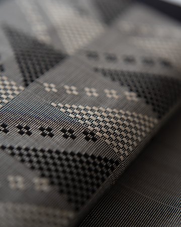 ＜お仕立て代込＞祝嶺恭子 「首里花織（首里グーシ花織）」 九寸名古屋帯 墨と焦茶の画像