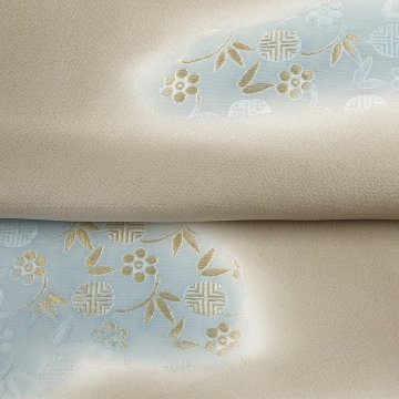 渡敬 帯揚げ 縫取梅に笹蔓紋 胡桃色　利休白茶に金糸 ＜即日発送可＞の画像