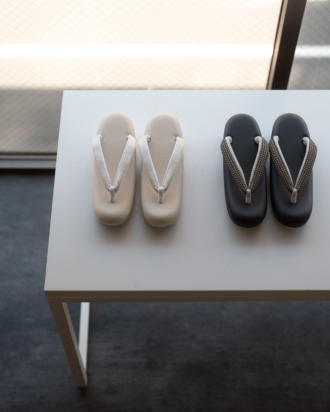 千成堂着物店 「総本革の洒落草履」 Lサイズ 墨色(濃い黒系のグレー)＜即日発送可＞の画像