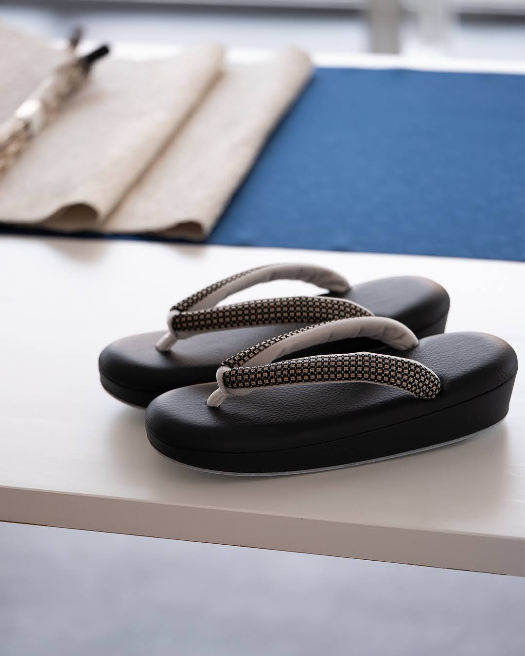 渡敬 帯締め 高麗片胴雪輪撚房 薄梅鼠・金糸＜即日発送可＞の画像