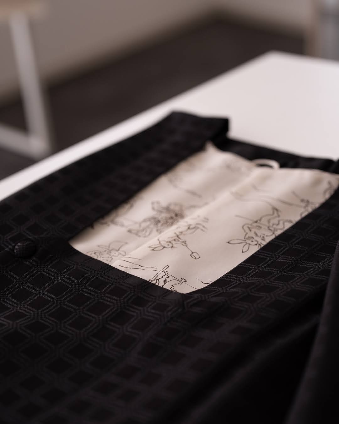 京都丹後の機屋×千成堂着物店 「野蚕白着尺 吉野格子文」道行コート（撥水加工済み）黒紫色 ＜即日発送可＞の画像