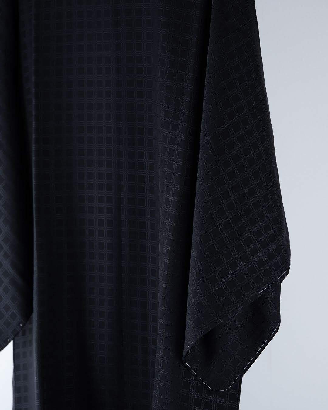 京都丹後の機屋×千成堂着物店 「野蚕白着尺 吉野格子文」道行コート（撥水加工済み）黒紫色 ＜即日発送可＞の画像