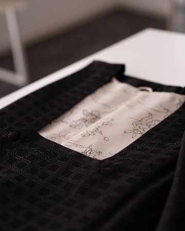 京都丹後の機屋×千成堂着物店 「野蚕白着尺 吉野格子文」道行コート（撥水加工済み）黒紫色 ＜即日発送可＞の画像