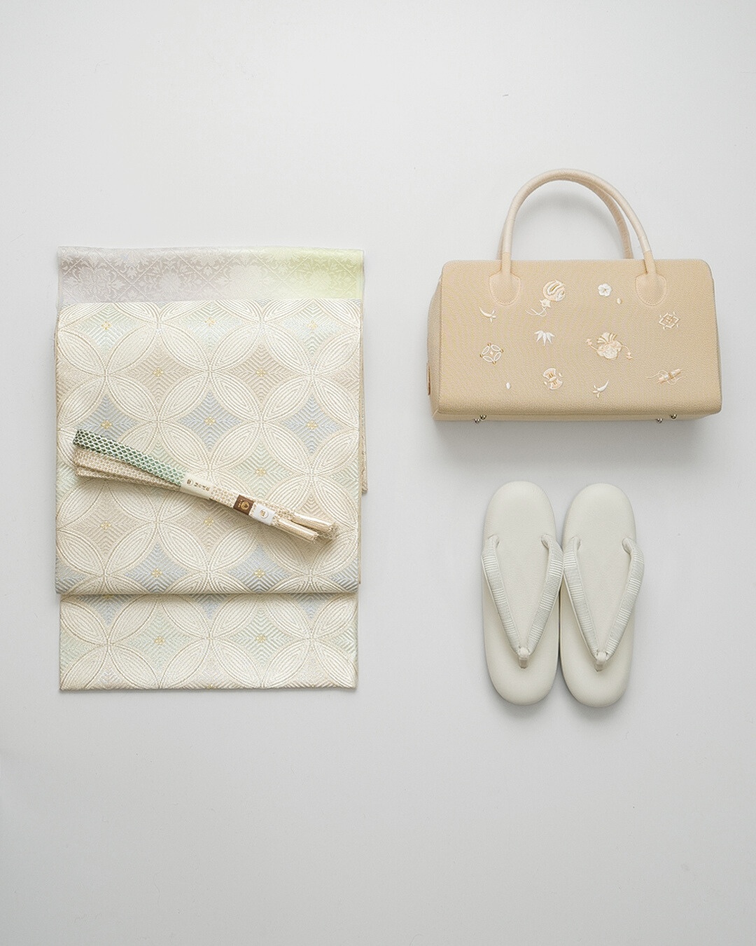 衿秀 帯揚げ 菱に花紋ぼかし 白緑と月白 ＜即日発送可＞の画像