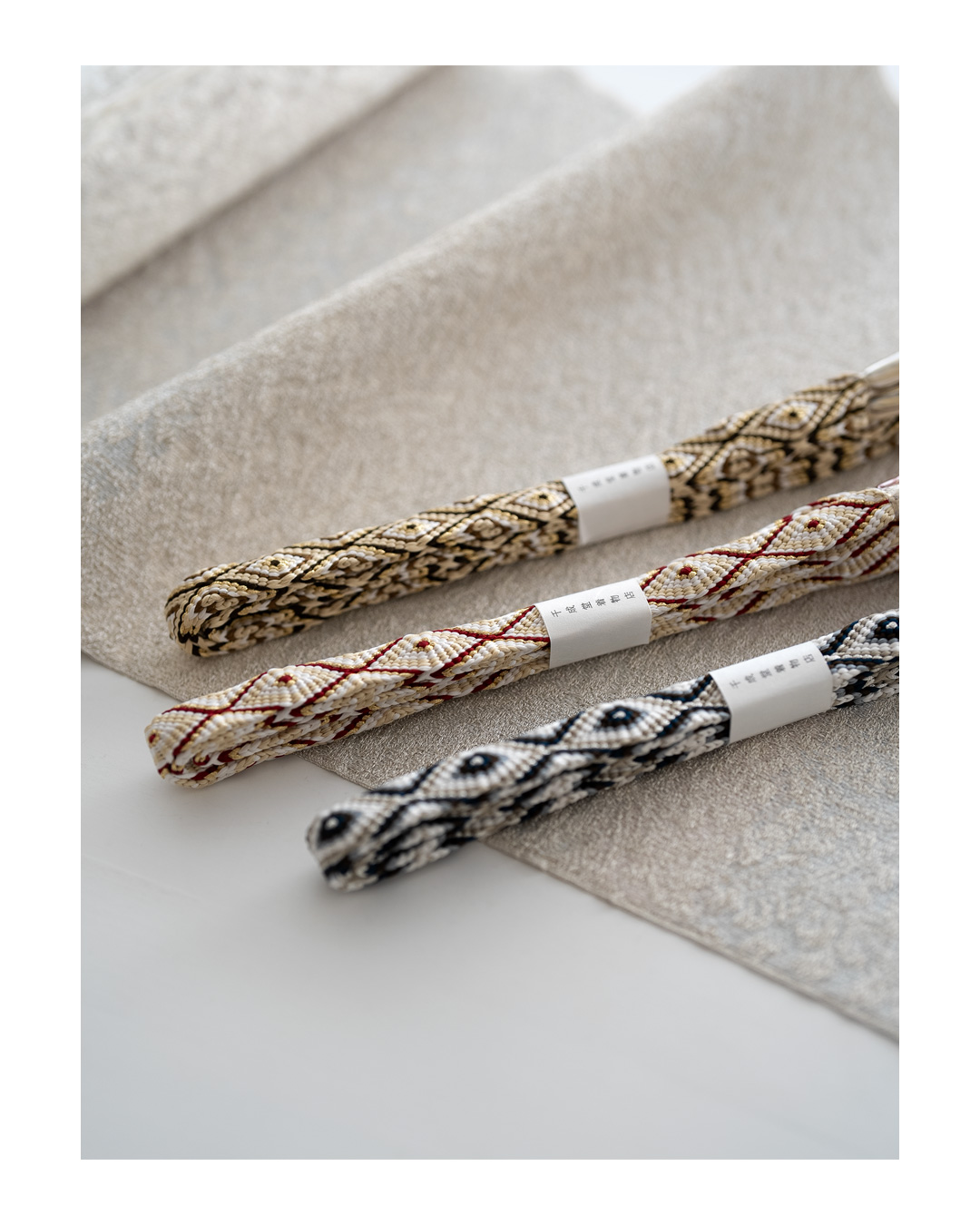 千成堂着物店 帯締め 「手組唐組・切房 別注」 白よごしに紅（深い赤系）と白茶・金糸＜即日発送可＞の画像