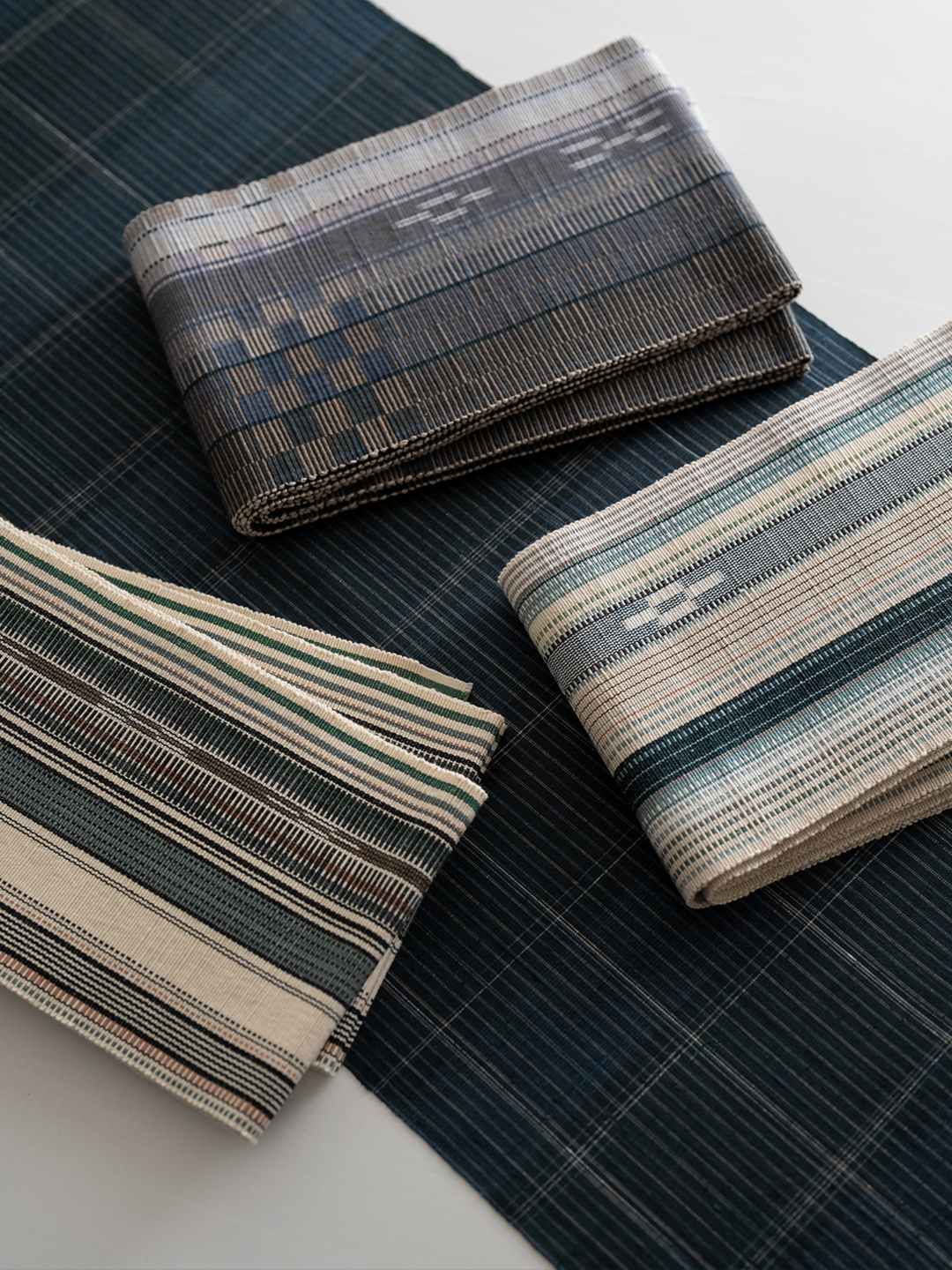 ＜お仕立て代込＞鈴木美緒「草木染・八重山ミンサー」半幅帯 白よごし・高麗納戸と薄藍の画像