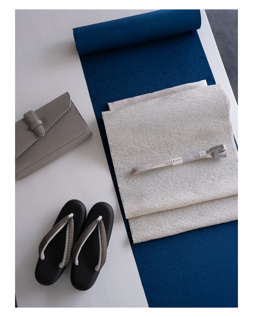 ＜お仕立て代込＞京都丹後の機屋×千成堂着物店 「葡萄唐草 伊予生糸 一尺三分着尺」紺瑠璃 青み・ブルー系（色無地）の画像