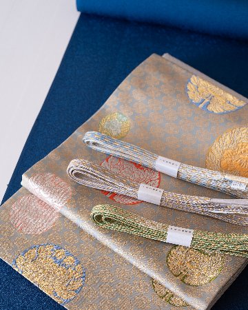 ＜お仕立て代込＞京都丹後の機屋×千成堂着物店 「葡萄唐草 伊予生糸 一尺三分着尺」紺瑠璃 青み・ブルー系（色無地）の画像