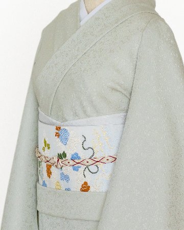 ＜お仕立て代込＞京都丹後の機屋×千成堂着物店 「葡萄唐草 伊予生糸 一尺三分着尺」薄鶸色・灰色がかった薄い緑（色無地）の画像