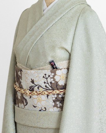 京都丹後の機屋×千成堂着物店 「葡萄唐草 伊予生糸 一尺三分着尺」薄鶸色・灰色がかった薄い緑（色無地）＜お仕立て代込＞の画像