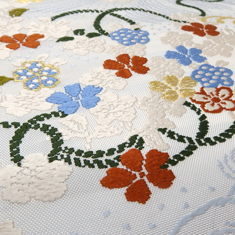 ＜お仕立て代込＞勝山さと子 「流水花束紋」 九寸名古屋帯 桜草木 / 白・灰水色と橙に金糸 の画像