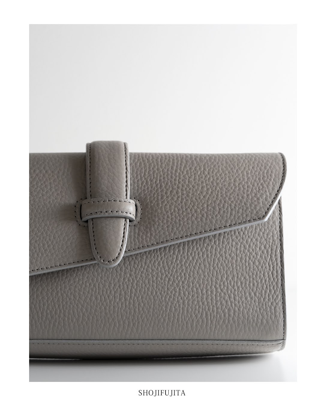 SHOJIFUJITA（ショウジフジタ） 「DANCER POCHE 1 / シュリンク×グレージュ+ストラップ 」クラッチバッグ / ショルダーバッグの画像