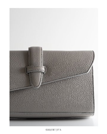 SHOJIFUJITA（ショウジフジタ） 「DANCER POCHE 1 / シュリンク×グレージュ+ストラップ 」クラッチバッグ / ショルダーバッグの画像