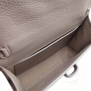 SHOJIFUJITA（ショウジフジタ） 「DANCER POCHE 1 / シュリンク×グレージュ+ストラップ 」クラッチバッグ / ショルダーバッグの画像