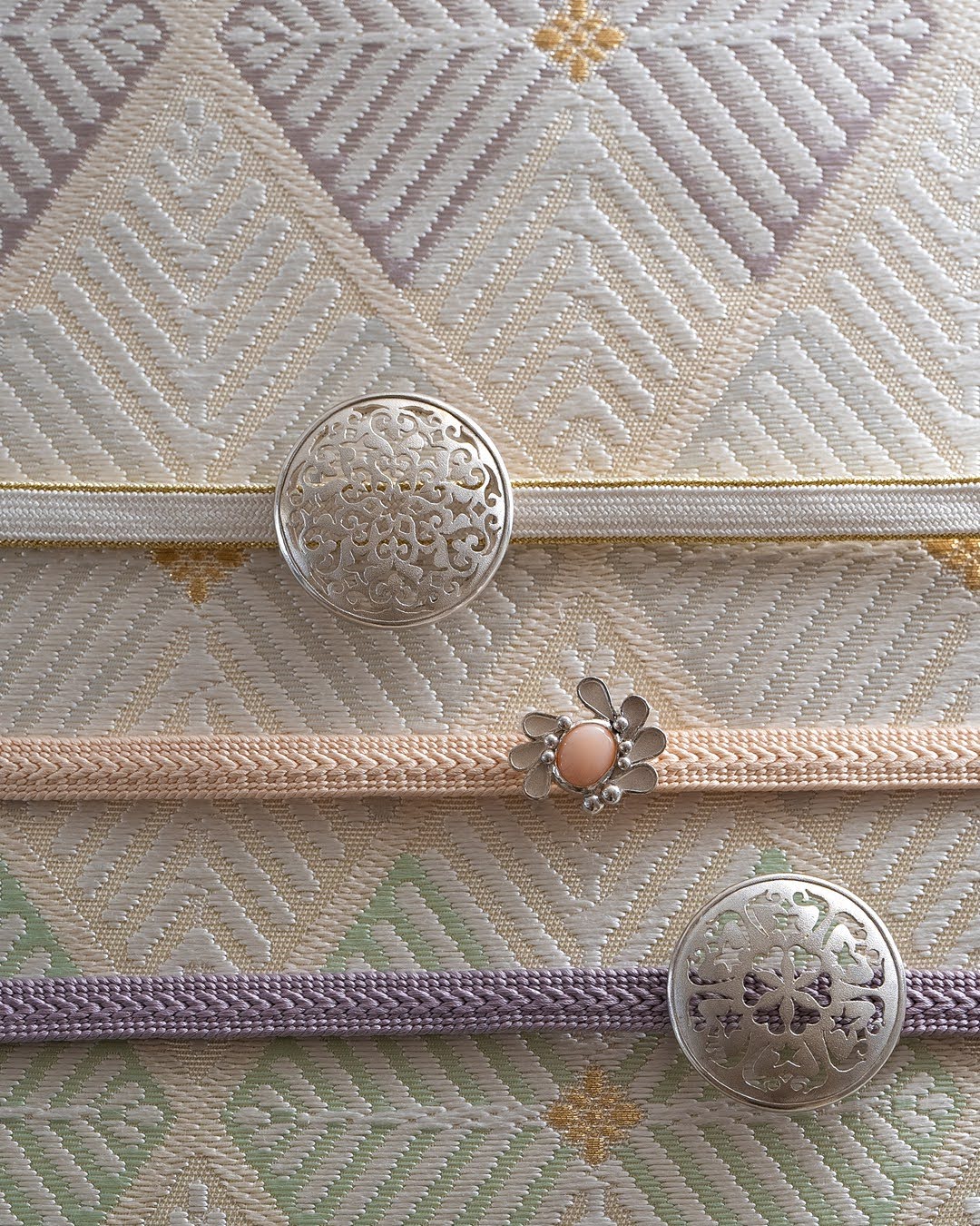 ＜お仕立て済・即日発送可＞河合美術織物 袋帯 菱重繋文（ひしがさね） 白に白緑・灰紫の画像