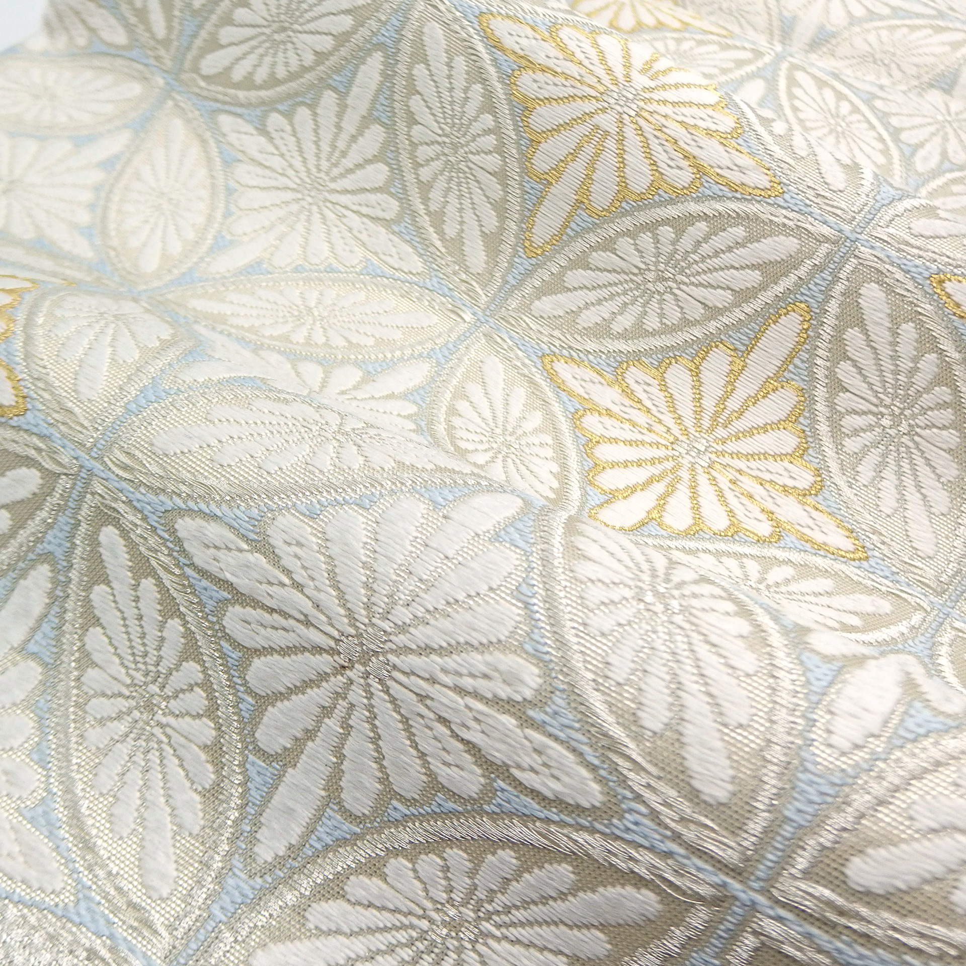 ＜お仕立て済・即日発送可＞河合美術織物 袋帯 菊七宝繋文（きくしっぽう） 灰白と金銀糸の画像