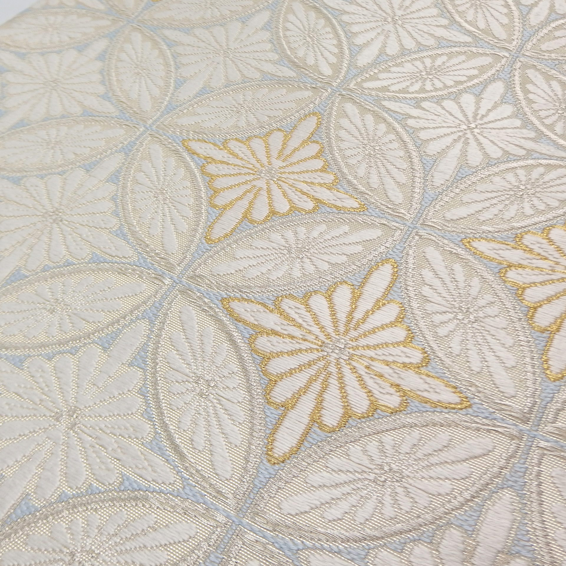 ＜お仕立て済・即日発送可＞河合美術織物 袋帯 菊七宝繋文（きくしっぽう） 灰白と金銀糸の画像