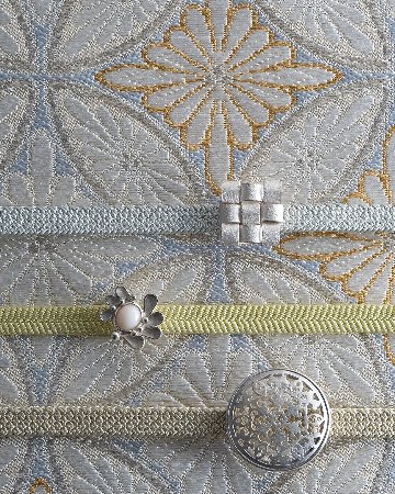 ＜お仕立て済・即日発送可＞河合美術織物 袋帯 菊七宝繋文（きくしっぽう） 灰白と金銀糸の画像