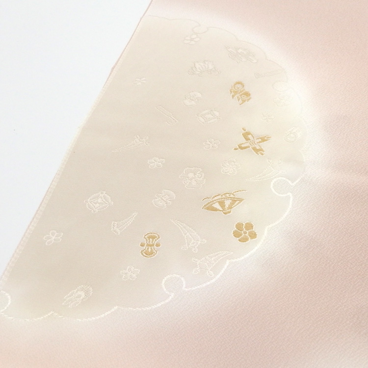 渡敬 帯揚げ 縫取雪輪に宝尽くし 灰桜＜即日発送可＞の画像