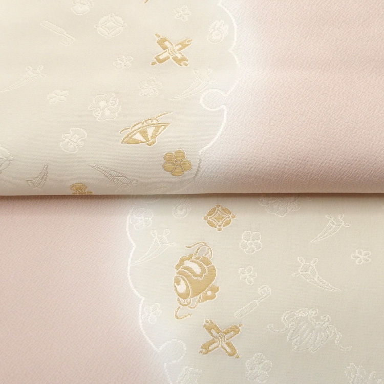 渡敬 帯揚げ 縫取雪輪に宝尽くし 灰桜＜即日発送可＞の画像