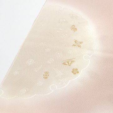 渡敬 帯揚げ 縫取雪輪に宝尽くし 灰桜＜即日発送可＞の画像