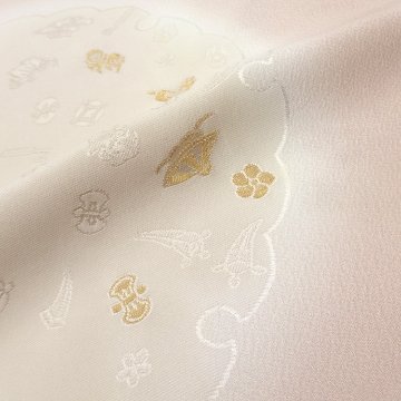 渡敬 帯揚げ 縫取雪輪に宝尽くし 灰桜＜即日発送可＞の画像