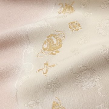 渡敬 帯揚げ 縫取雪輪に宝尽くし 灰桜＜即日発送可＞の画像