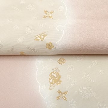 渡敬 帯揚げ 縫取雪輪に宝尽くし 灰桜＜即日発送可＞の画像