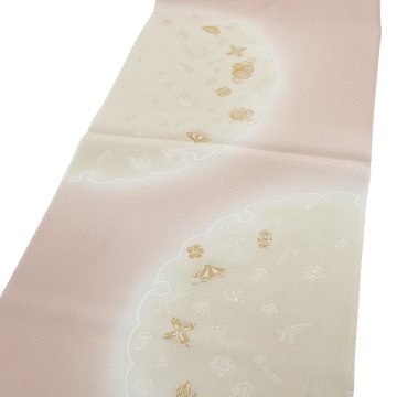 渡敬 帯揚げ 縫取雪輪に宝尽くし 灰桜＜即日発送可＞の画像