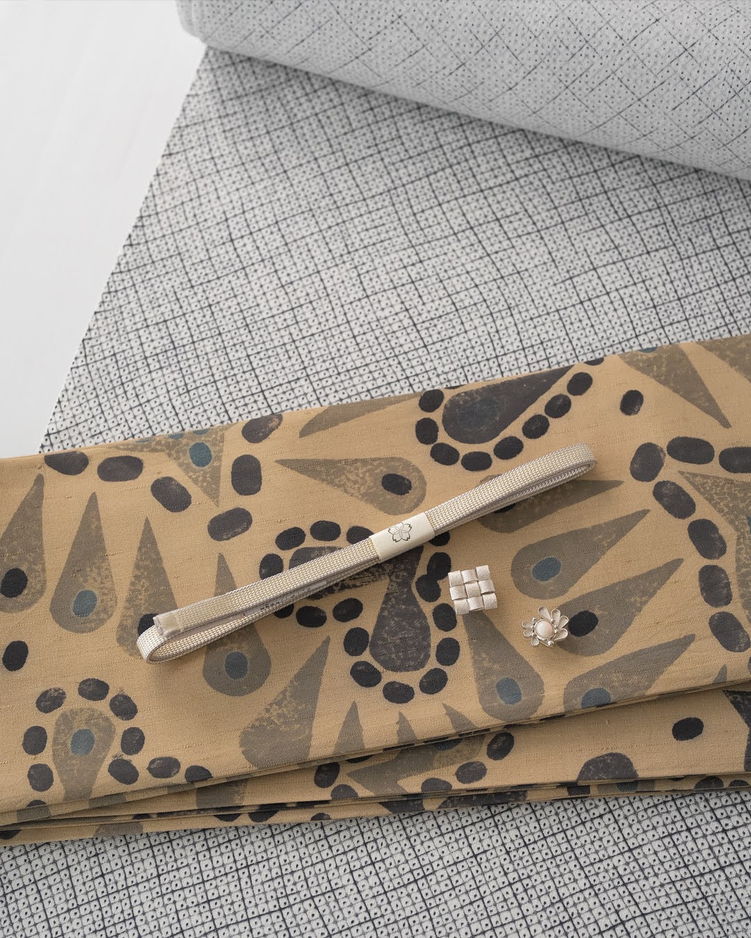 ＜お仕立て上がり＞向井詩織 「No.645」夏結城紬 半幅帯 千成堂別注 染め帯 生成色に薄藍色（ベージュ系）の画像