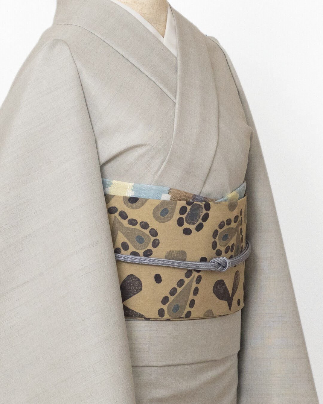 ＜お仕立て上がり＞向井詩織 「No.645」夏結城紬 半幅帯 千成堂別注 染め帯 生成色に薄藍色（ベージュ系）の画像