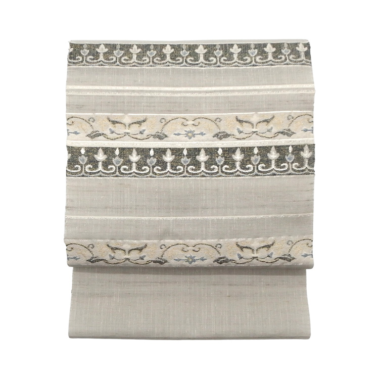 ＜お仕立て代込＞齋藤織物（さいとうおりもの）「垂飾横段唐草」名古屋帯 灰生成色の画像