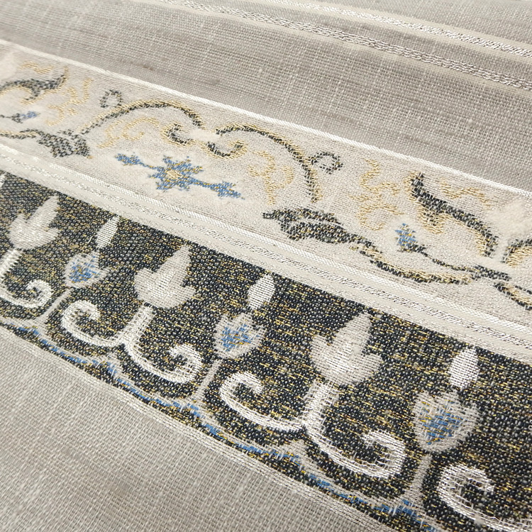 ＜お仕立て代込＞齋藤織物（さいとうおりもの）「垂飾横段唐草」名古屋帯 灰生成色の画像