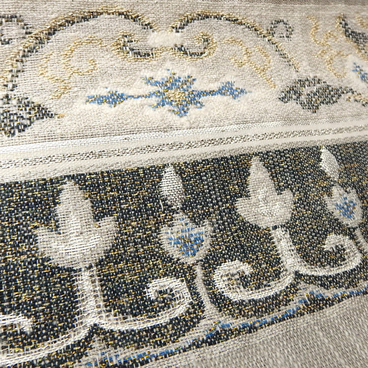 ＜お仕立て代込＞齋藤織物（さいとうおりもの）「垂飾横段唐草」名古屋帯 灰生成色の画像