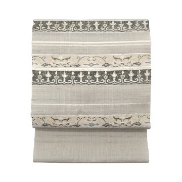 ＜お仕立て代込＞齋藤織物（さいとうおりもの）「垂飾横段唐草」名古屋帯 灰生成色の画像