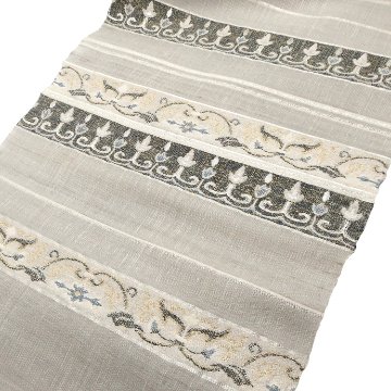 ＜お仕立て代込＞齋藤織物（さいとうおりもの）「垂飾横段唐草」名古屋帯 灰生成色の画像