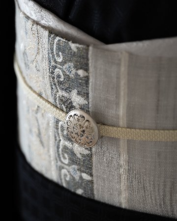 ＜お仕立て代込＞齋藤織物（さいとうおりもの）「垂飾横段唐草」名古屋帯 灰生成色の画像