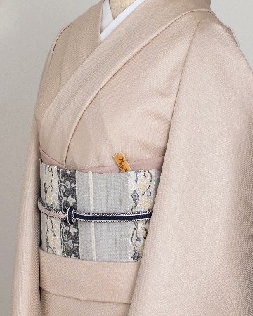 ＜お仕立て代込＞齋藤織物（さいとうおりもの）「垂飾横段唐草」名古屋帯 灰生成色の画像