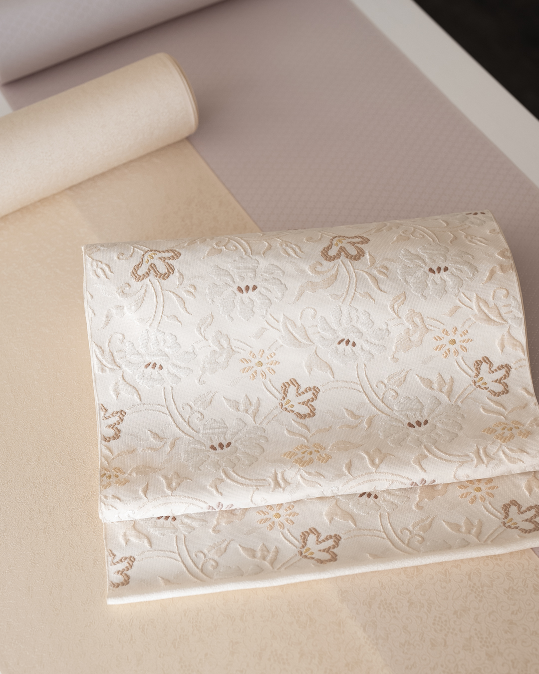 ＜お仕立て代込＞織楽浅野（しょくらくあさの）「唐草古渡文」九寸名古屋帯 象牙色（明るい灰みのベージュ系）の画像