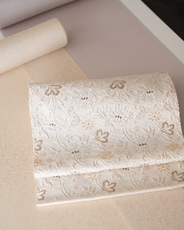 ＜お仕立て代込＞織楽浅野（しょくらくあさの）「唐草古渡文」九寸名古屋帯 象牙色（明るい灰みのベージュ系）の画像