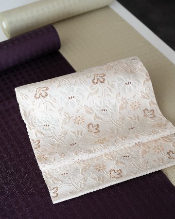 ＜お仕立て代込＞織楽浅野（しょくらくあさの）「唐草古渡文」九寸名古屋帯 象牙色（明るい灰みのベージュ系）の画像