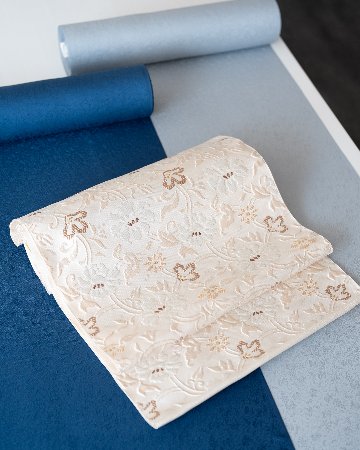 ＜お仕立て代込＞織楽浅野（しょくらくあさの）「唐草古渡文」九寸名古屋帯 象牙色（明るい灰みのベージュ系）の画像