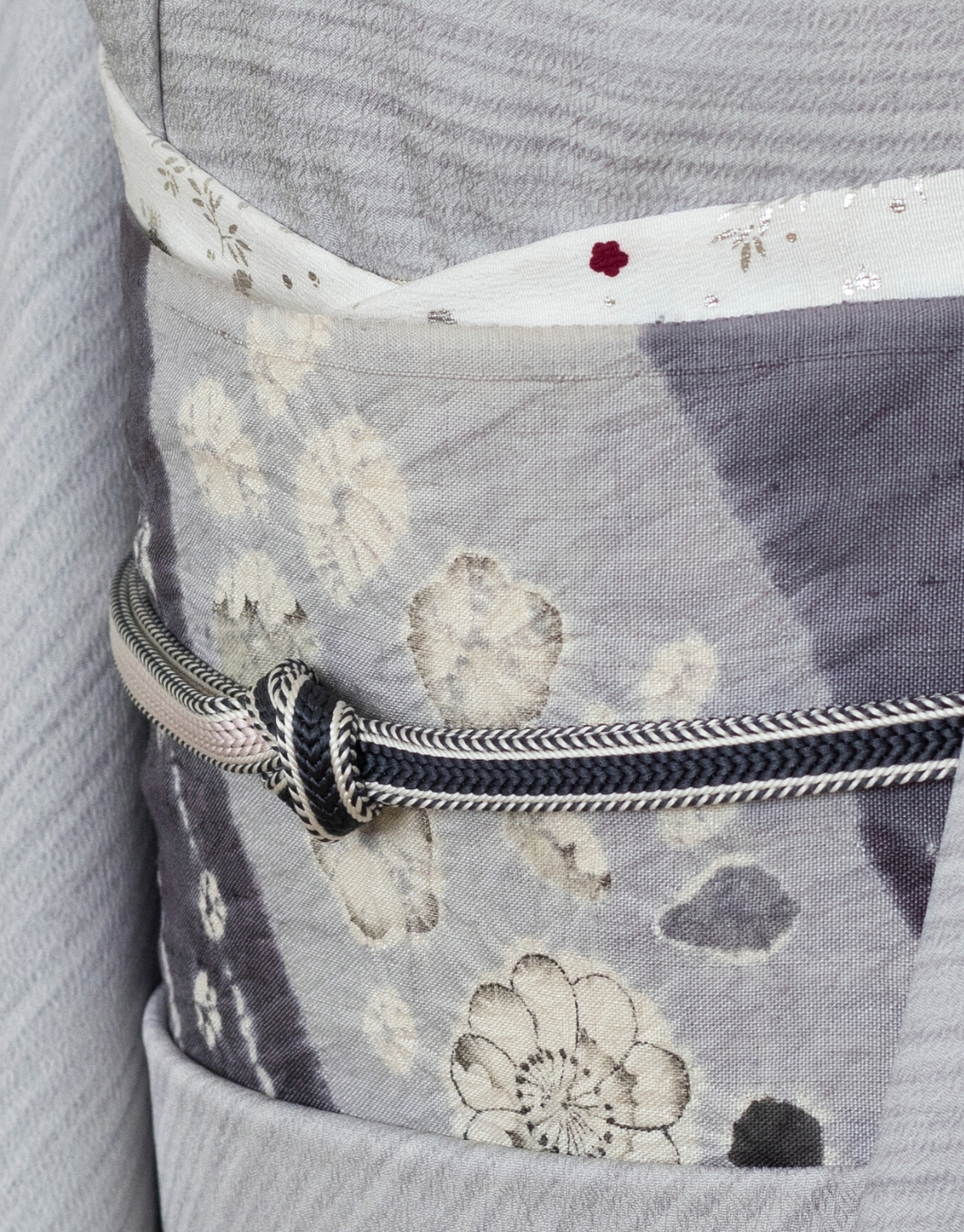 和小物さくら 帯揚げ 友禅三枚型 新・松竹梅散らし 白色にシャンパンゴールド（黄色味の銀）＜即日発送可＞の画像