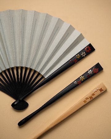 橋爪玲子 漆絵の扇子 「花2・多色」 黒染の竹(黒系)の画像