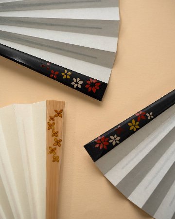 橋爪玲子 漆絵の扇子 「花2・多色」 黒染の竹(黒系)の画像